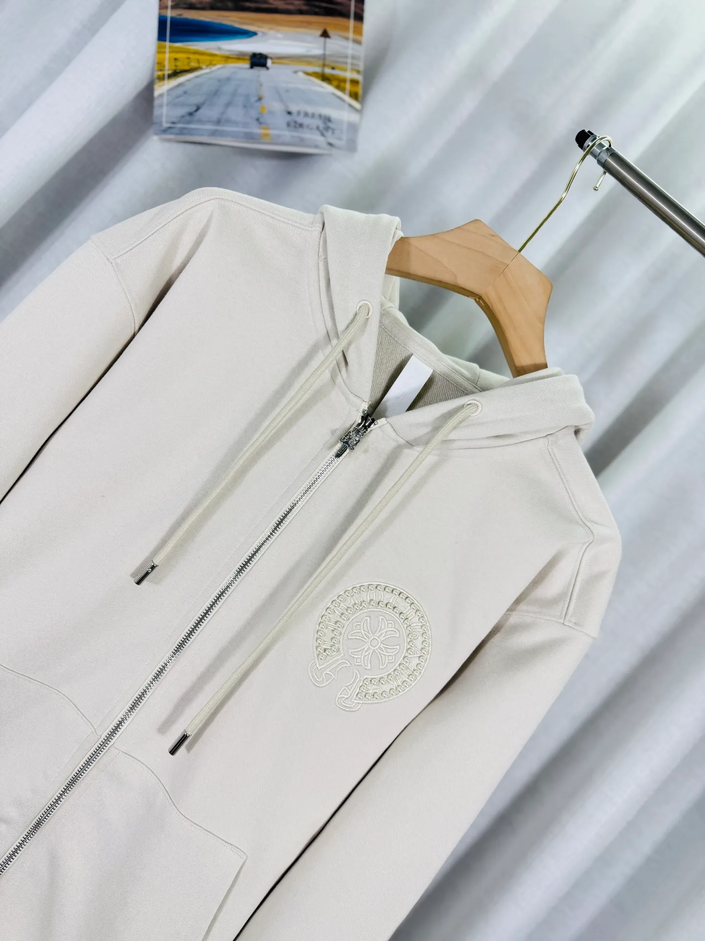 P350 top version, real shot without P, ​​different from market currency) 𝗖𝗵𝗿𝗼𝗺𝗲 𝗛𝗲𝗮𝗿𝘁𝘀/Cro Heart 2025 washed and burned flower patch embroidered autumn and winter new original single counter American hollow patch 3D couple casual cardigan sweatshirt 👑The highest version! Customized fabric 480g tripe terry fabric! American acid-washed and distressed original fabric, laser burning + leather embroidery, exquisite embroidery of letters! The best-selling model in the counter, very comfortable to wear. Accessories: original molded and authenticated collar label➕100% silk wash label. Genuine purchase-grade original hangtag➕matching hanging rope➕3D hanging beads➕original packaging bag. Craftsmanship: The original version has consistent wiring! The highest version of the armhole matching technique! Color: Black Apricot Size: S M L XL Style Number: 25-370